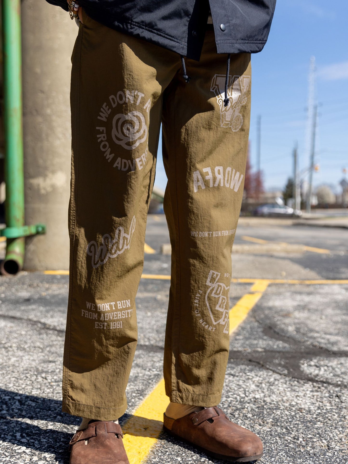 STAMPED NYLON PANT - OLIVE
