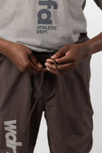 Load image into Gallery viewer, wdrfa NYLON PANT - BROWN